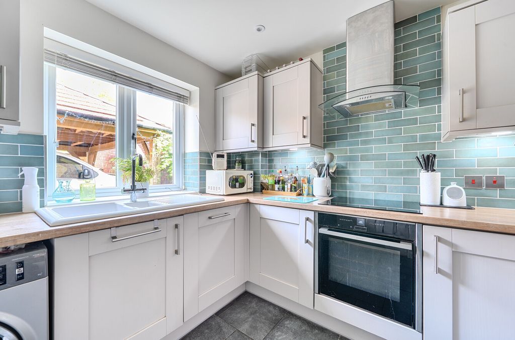 Property photo 3 of 11 1335374-6-689226E...
