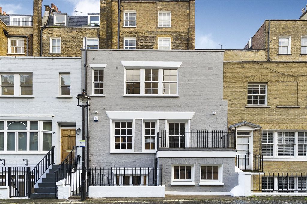 Property photo 1 of 13 Montagu Mews West
