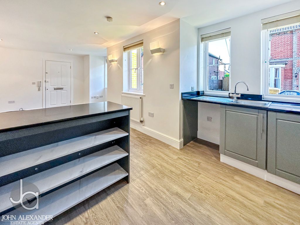 Property photo 2 of 13 20251006_162822539_0.5