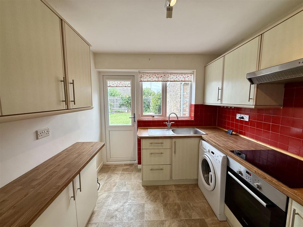 Property photo 3 of 11 Kitchen