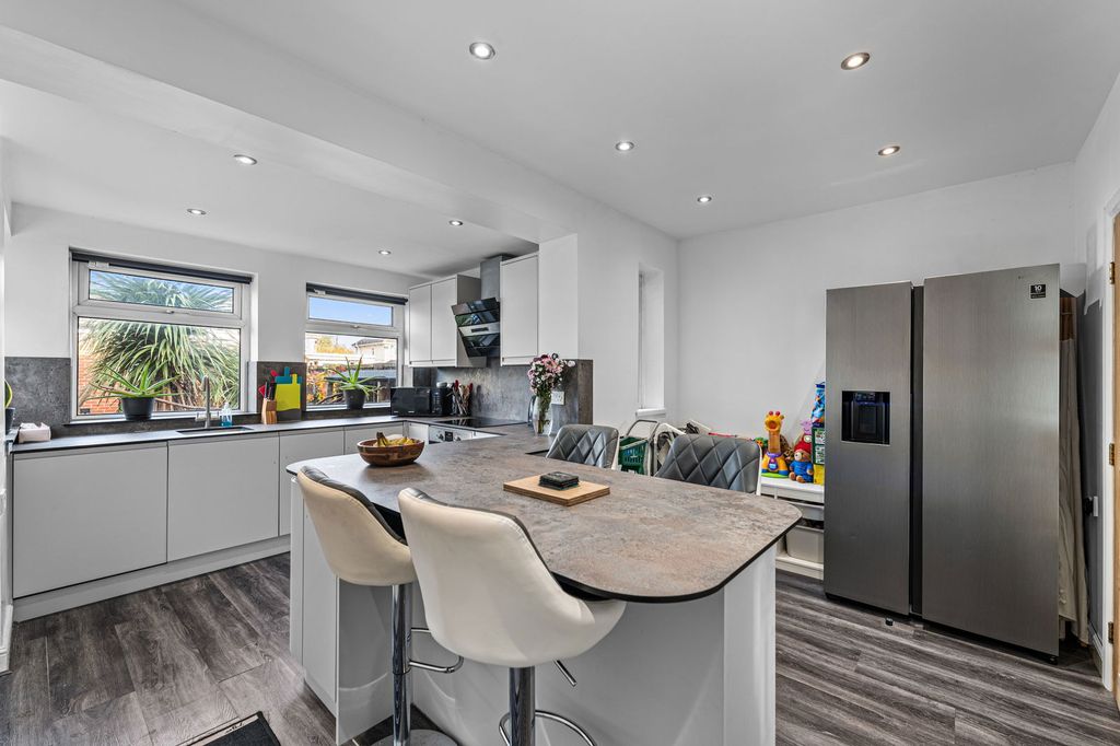 Property photo 2 of 30