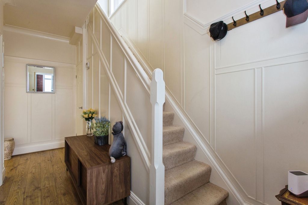 Property photo 2 of 19 Hallway