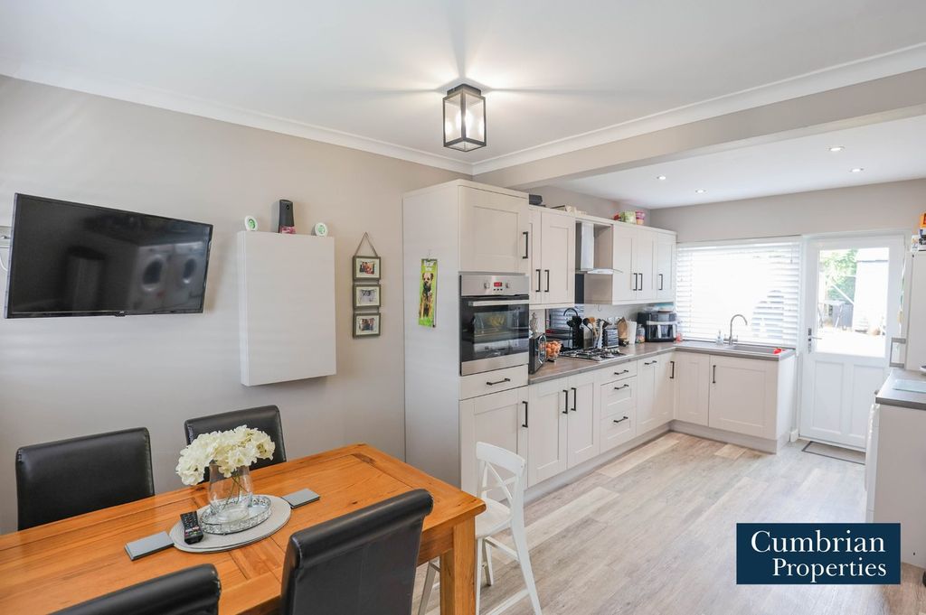Property photo 2 of 16 Dining Kitchen