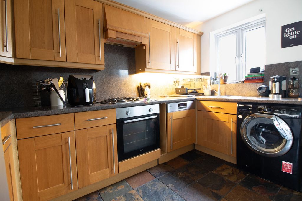 Property photo 3 of 10 Kitchen