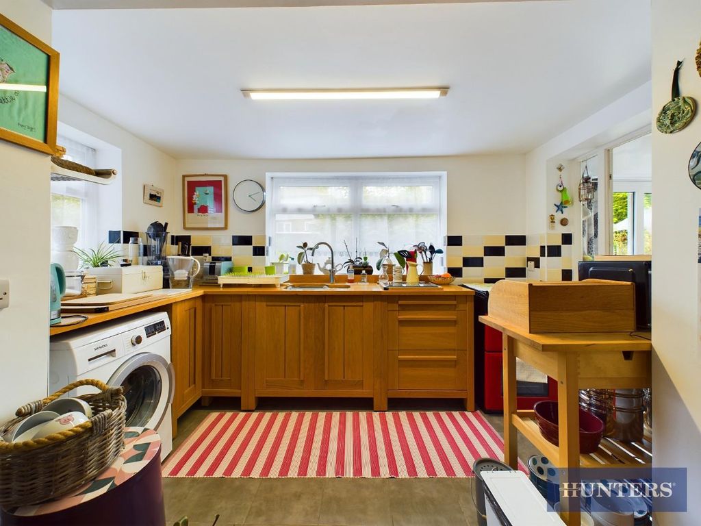 Property photo 2 of 24 Kitchen