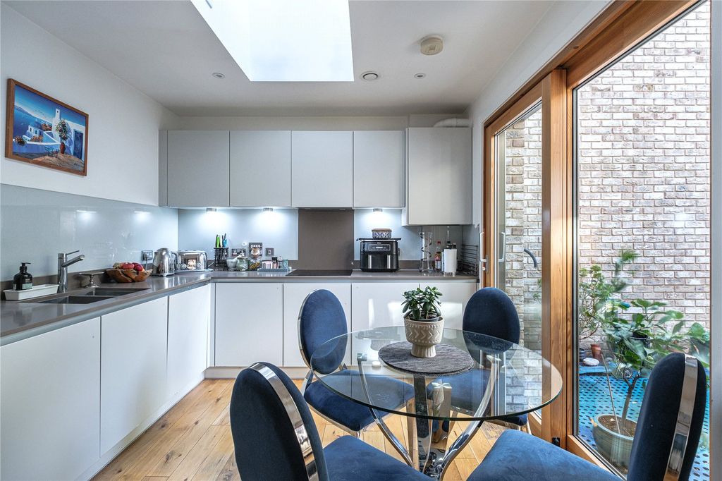 Property photo 2 of 13 Picture No. 16