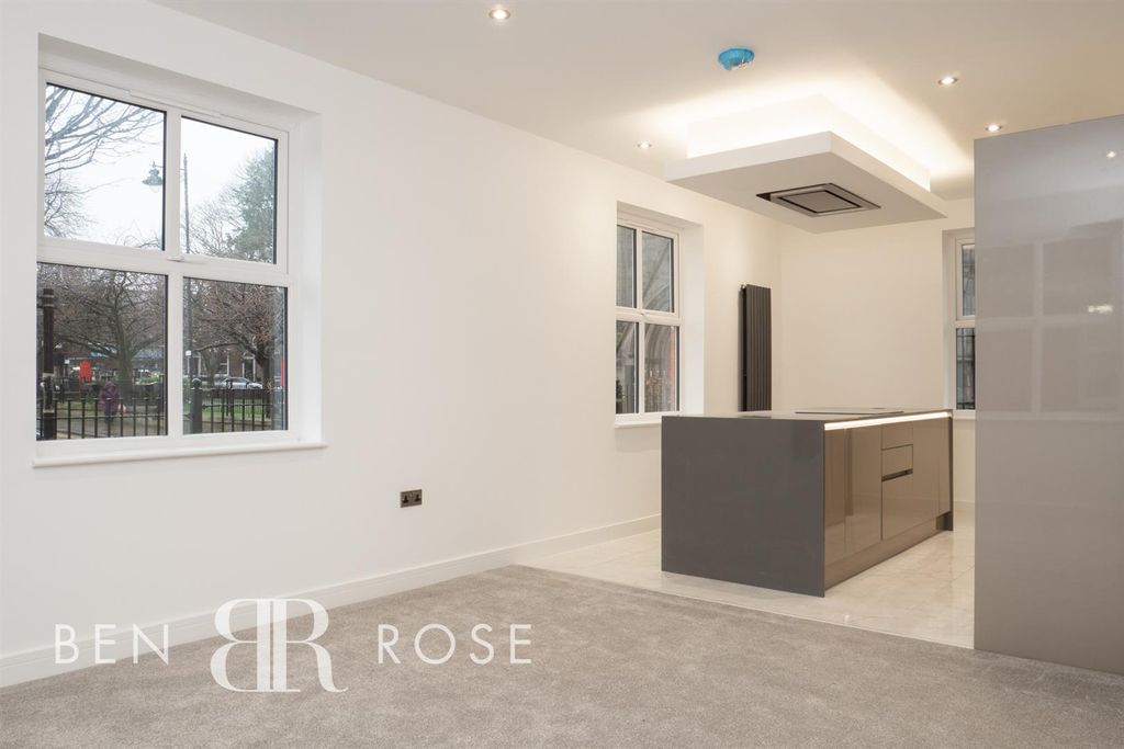 Property photo 3 of 12 Lounge/Kitchen