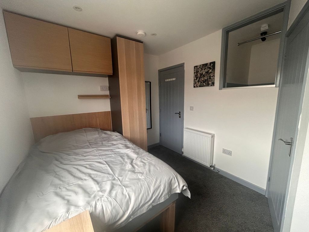 Property photo 2 of 5 Neat Single Bedroom With Built-In Storage...