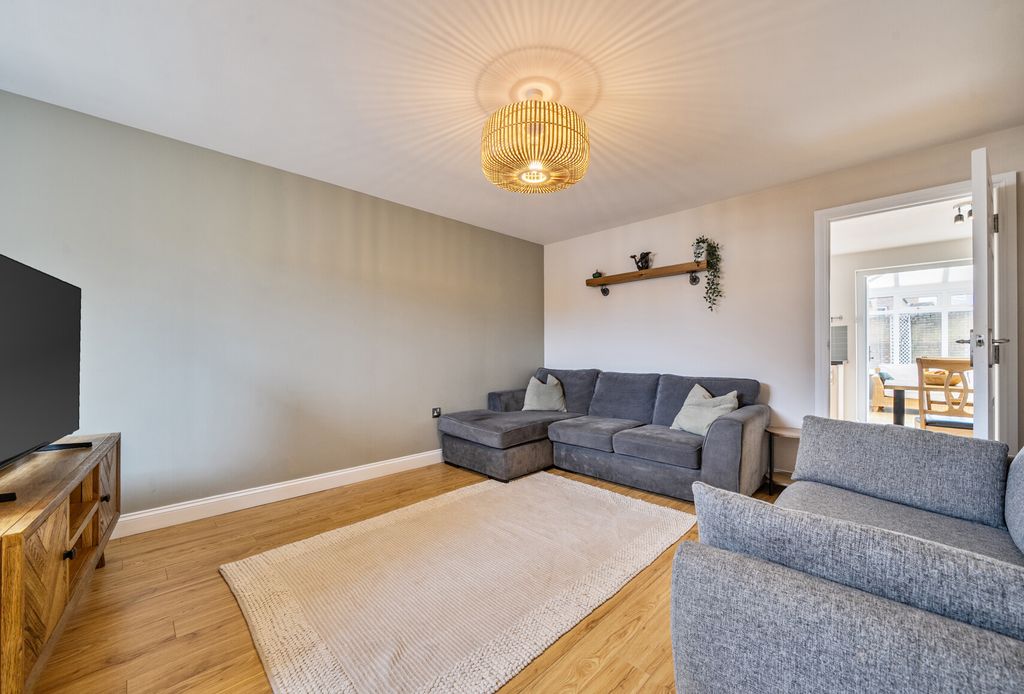 Property photo 2 of 19 1407600-12-698472...