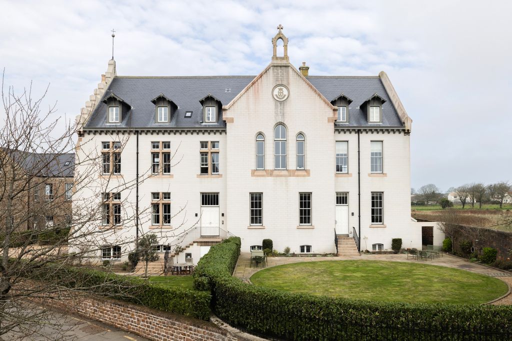 Property photo 2 of 20