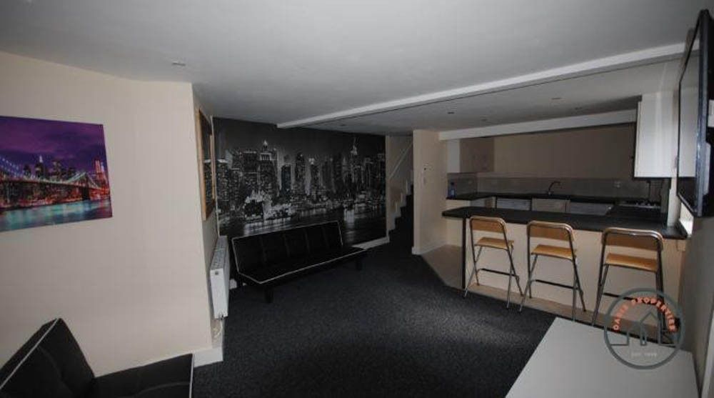 Property photo 3 of 6 Contemporary Open-Plan Living Area With A Breakfas...