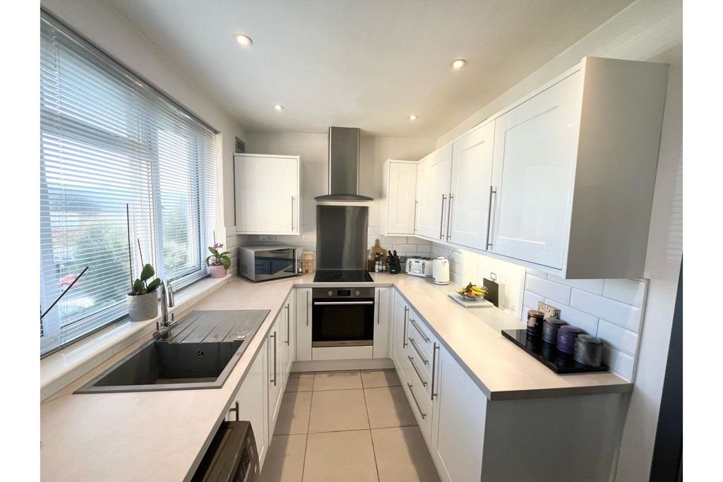 Property photo 3 of 15 Kitchen