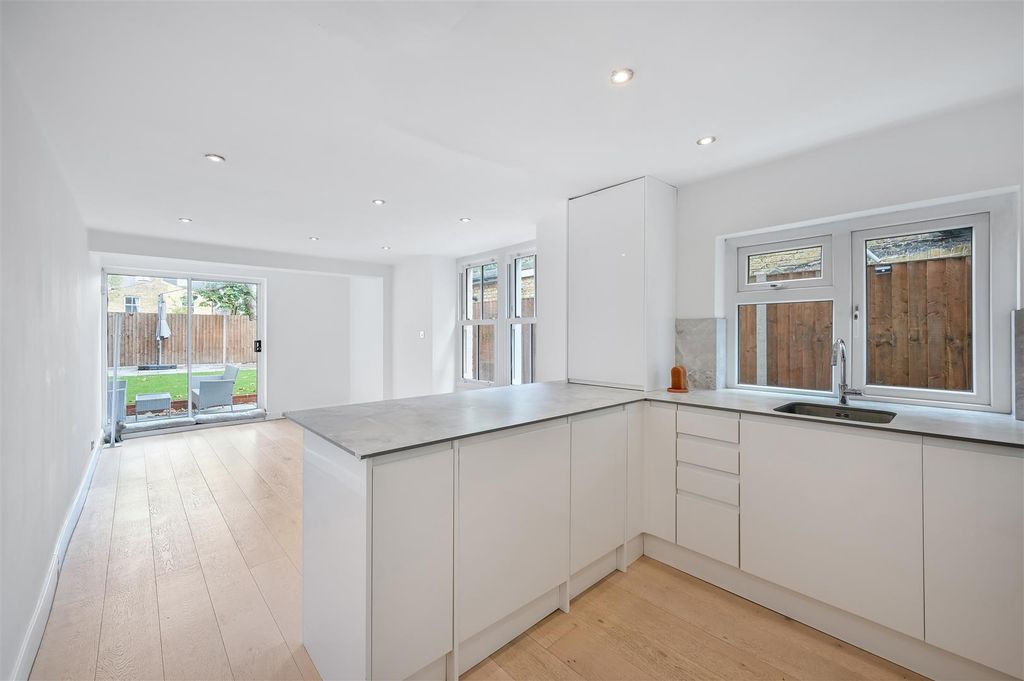 Property photo 1 of 10 Kitchen/Reception