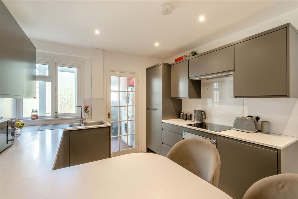 Property photo 3 of 16 8699520-Interior11.Jpg