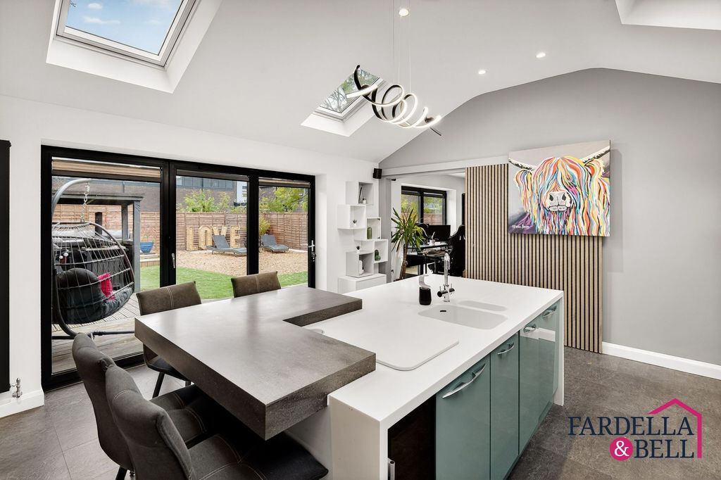 Property photo 2 of 33