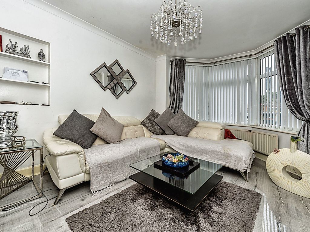 Property photo 1 of 14 Spectacular Five / Six Bedroom Semi Detached House Available For Sale Located On Austin Road In Luton