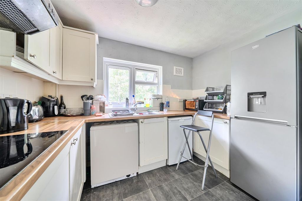 2 bed flat for saleMayenne Place, Devizes SN10 photo 5