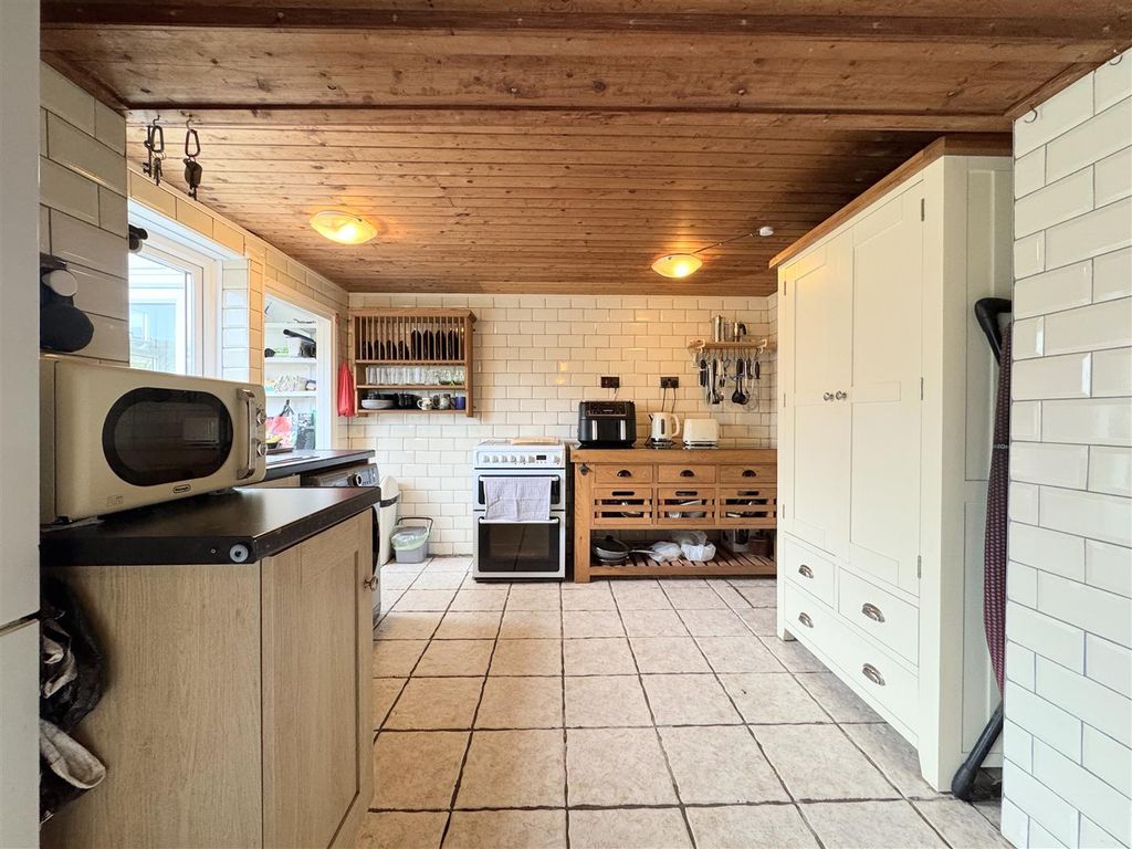 Property photo 3 of 19 Kitchen Diner