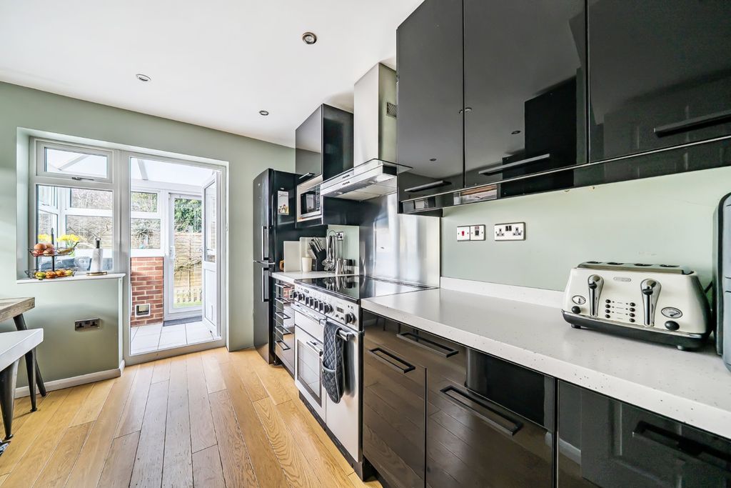 Property photo 3 of 20 Kitchen