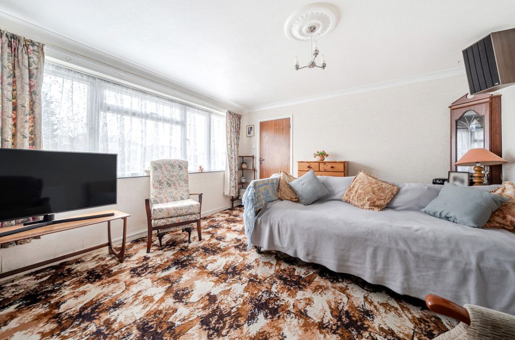 Property photo 3 of 14 1411349-9-698F595...