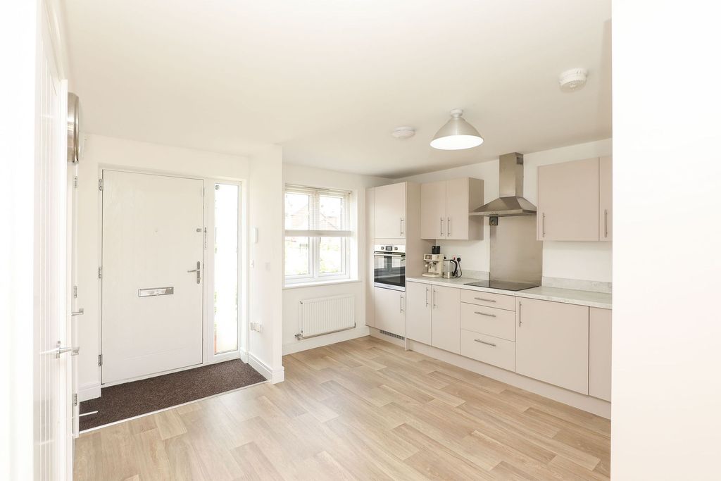 Property photo 2 of 27