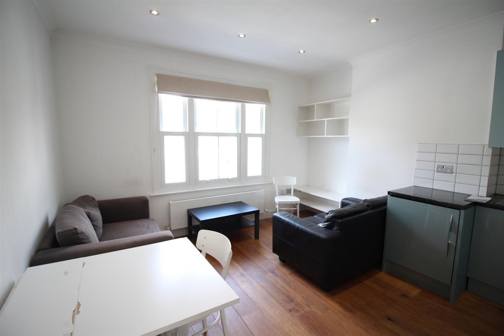Property photo 3 of 14 Lounge