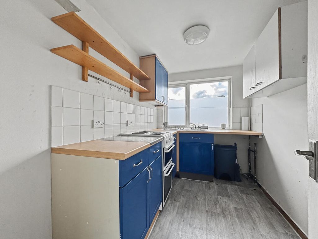 Property photo 3 of 7 Kitchen