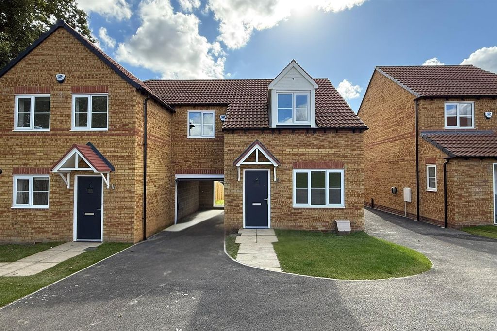 Property photo 1 of 8 Woodford Front External.Png