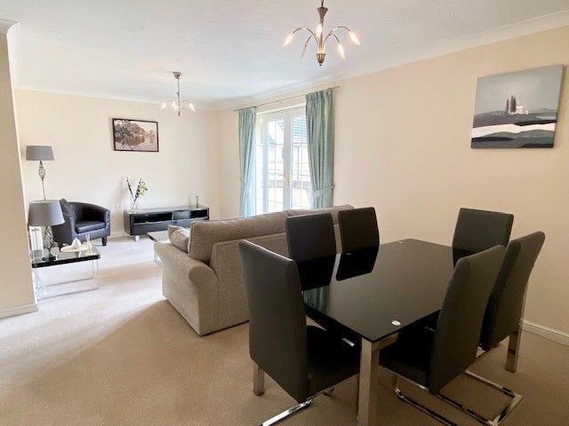 Property photo 3 of 11 Lounge