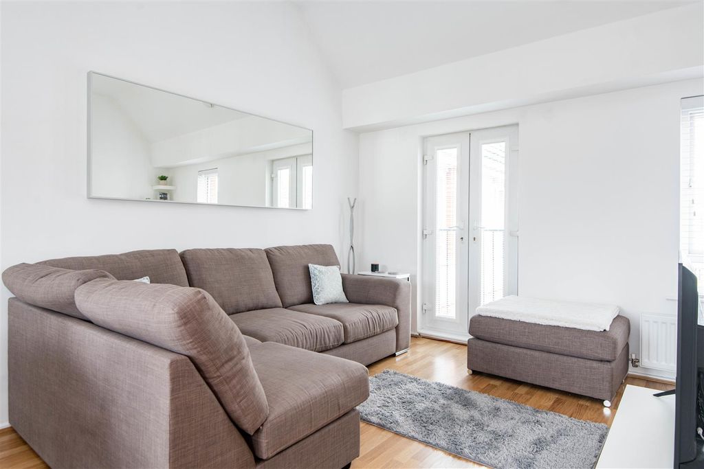 Property photo 2 of 14 Lounge