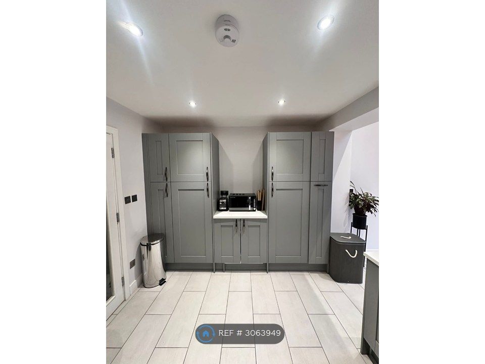 Property photo 3 of 17 Kitchen