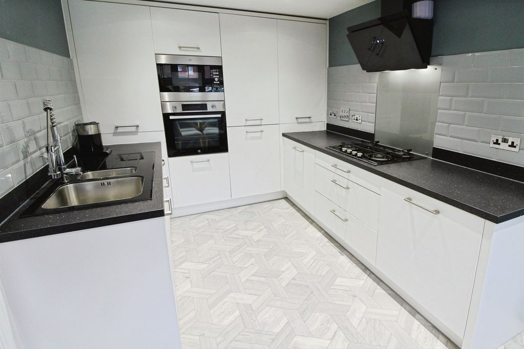 Property photo 3 of 15 Dining Kitchen