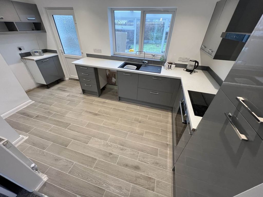 Property photo 2 of 11 Kitchen