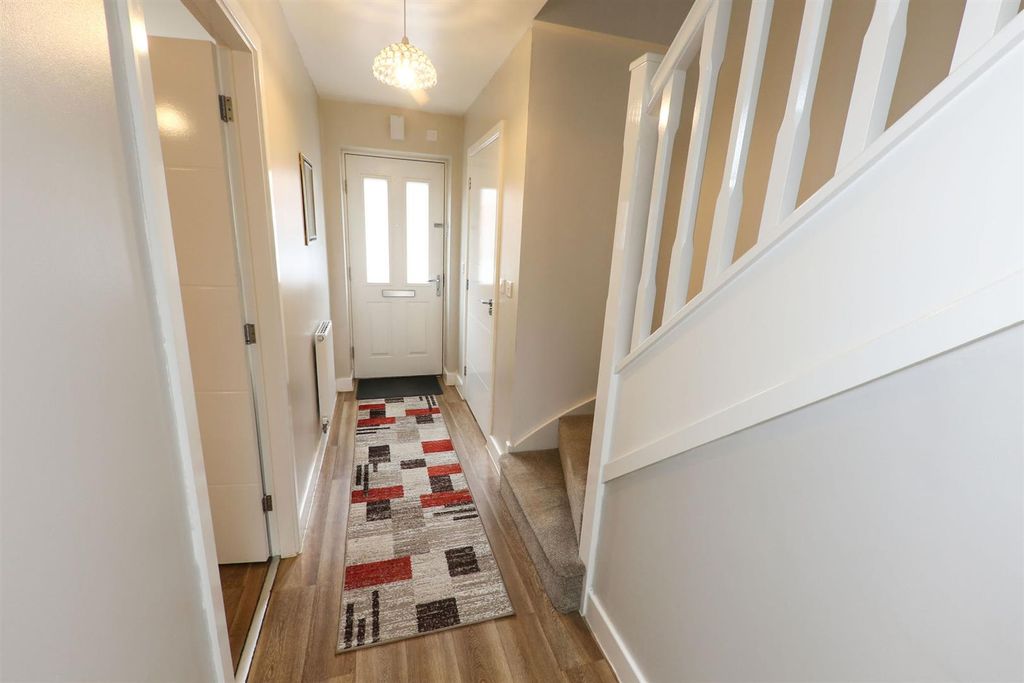 Property photo 2 of 19 Entrance Hall