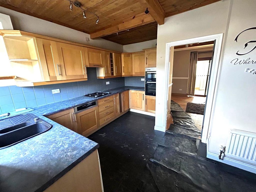Property photo 2 of 25 Kitchen