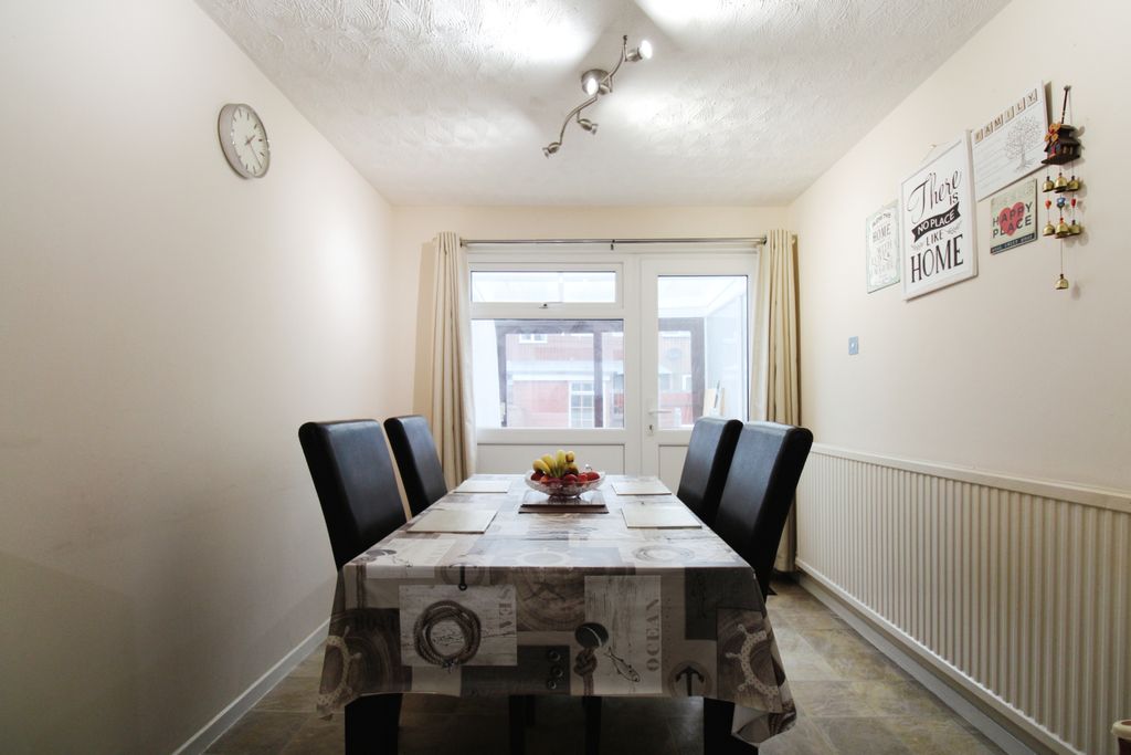 Property photo 3 of 17 Dining Area