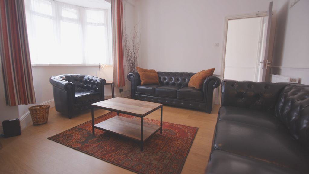 Property photo 1 of 12 Lounge2