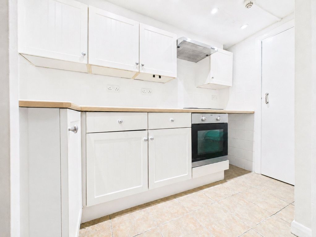 Property photo 2 of 10 Kitchen