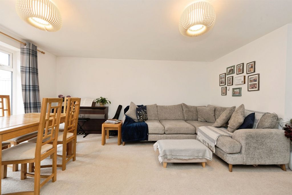 Property photo 3 of 27