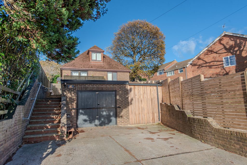 Property photo 1 of 32