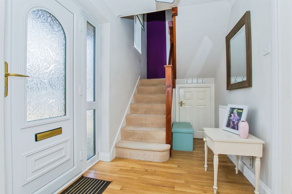 Property photo 2 of 28 Entrance Hall