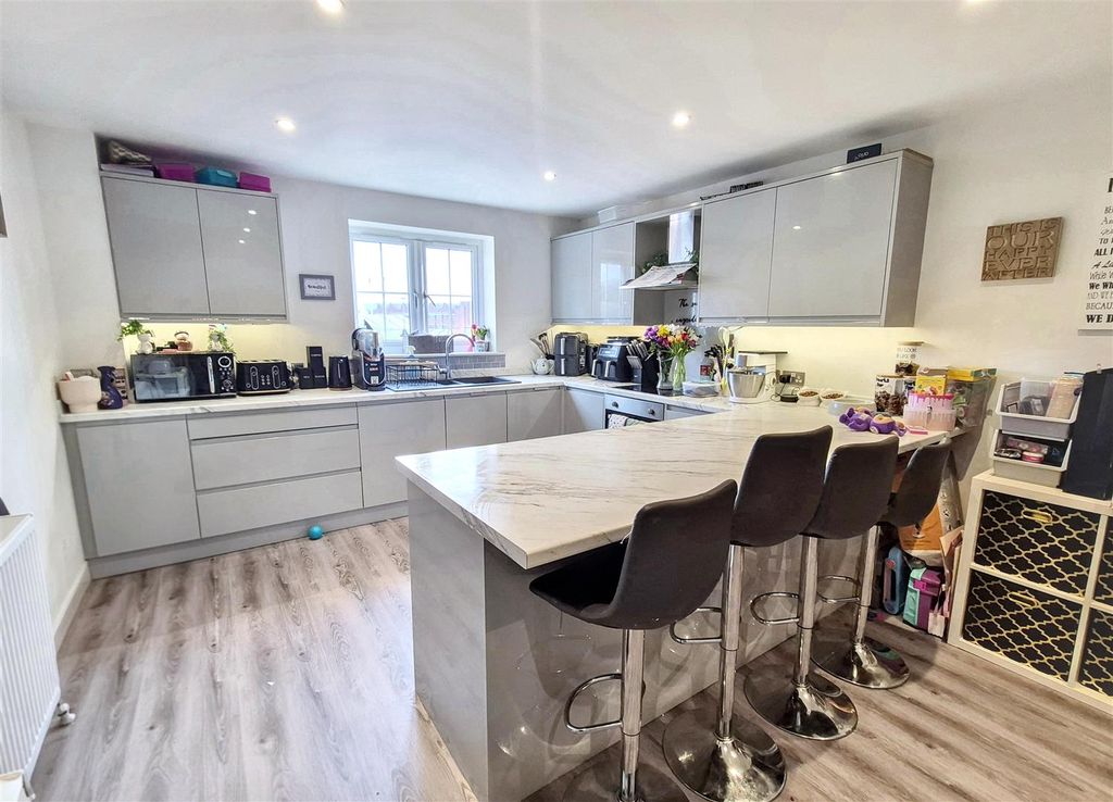 Property photo 2 of 31 Kitchen