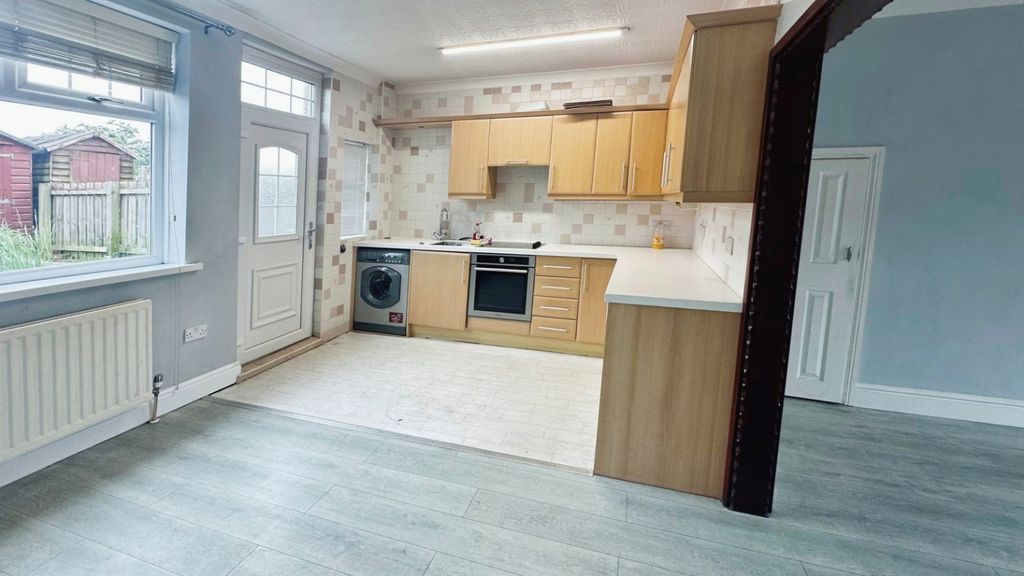 Property photo 3 of 6 Kitchen