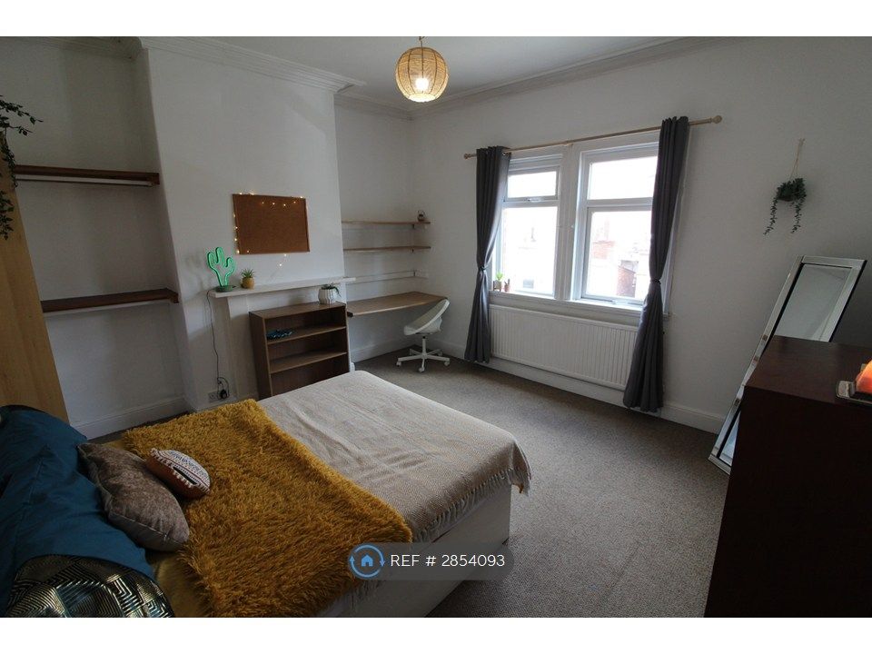 Property photo 1 of 12 Room 5 (Angle 1)