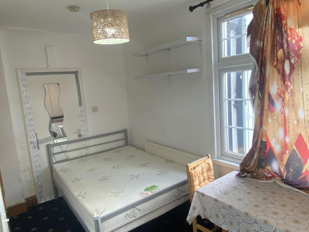 Property photo 3 of 8 Bed