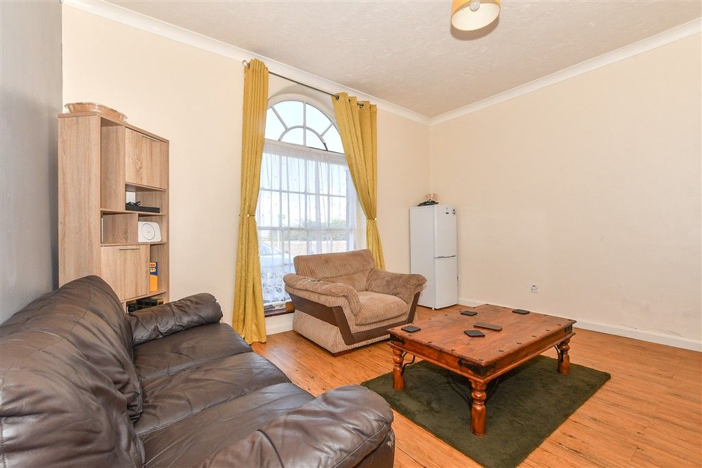Property photo 3 of 11 Lounge