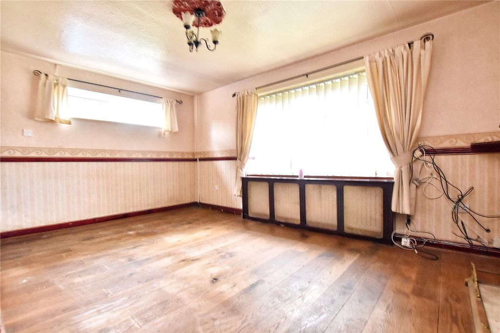 Property photo 3 of 13 Lounge