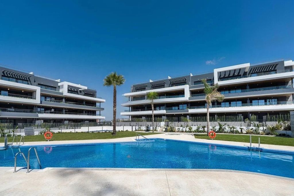 Property photo 1 of 17 Modern 55 m² Apartment With Private Garden In A Resort Complex – Torrevieja, Costa Blanca
