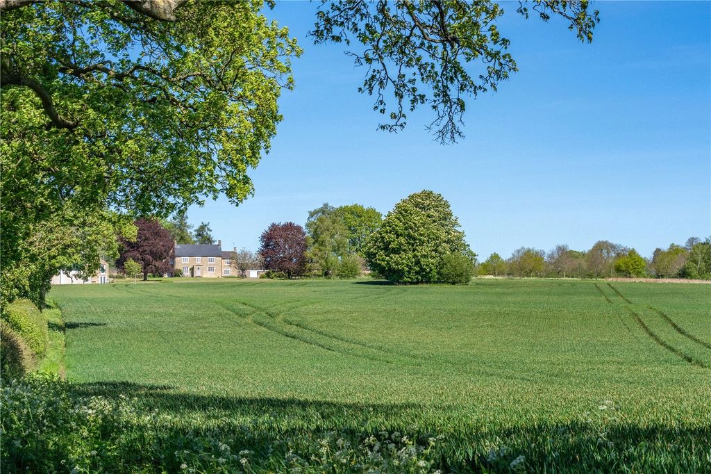 Property photo 3 of 23 Lower Aynho Grounds