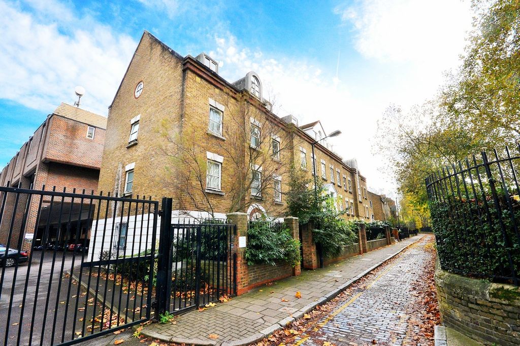 Property photo 1 of 14 Stepney Green E1 3Le
